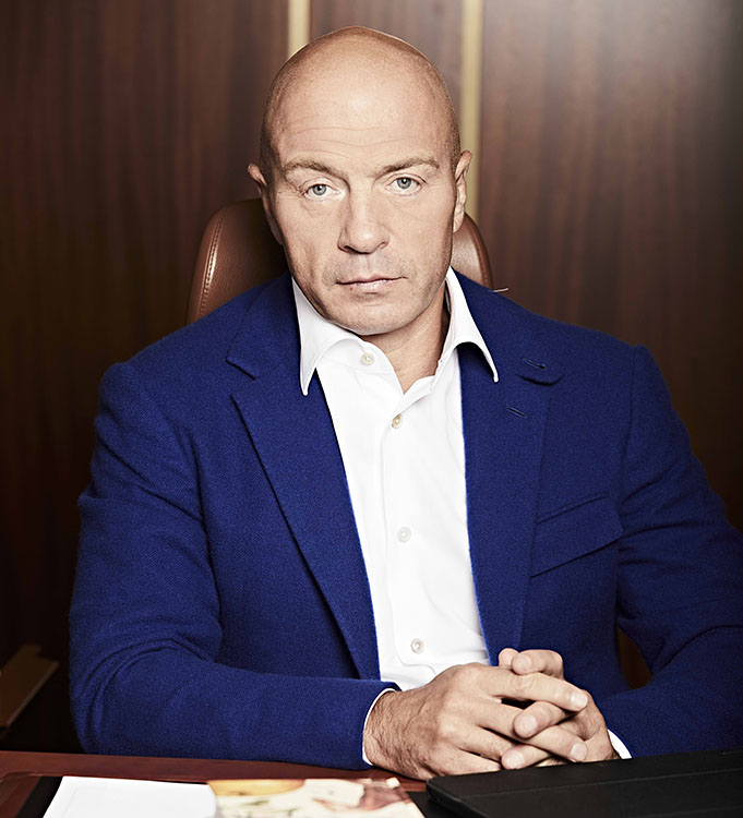 Олег Новиков